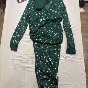 Joyspun Women's Green Pajamas Size XXL NWT With Socks